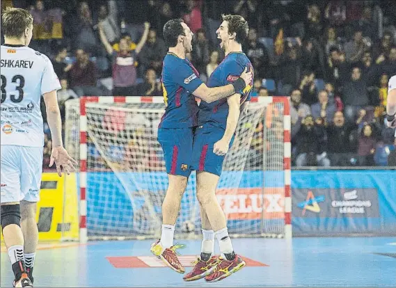  ?? FOTO: PERE PUNTÍ ?? Aitor Ariño y Viran Morros, celebrando ayer un gol contra el Vardar. Viran, capataz de la defensa, contribuyó también con cuatro goles sin fallo y fue elegido el MVP del partido