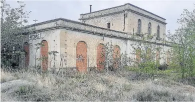  ?? TOMÁS SANTOS ?? La estación de tren de Alcañiz, hoy rodeada de maleza y en estado de ruina, será restaurada.