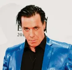  ?? Foto: Jens Kalaene, dpa ?? Rammstein-Sänger Till Lindemann hat seinen fünften Gedichtban­d „100 Gedichte“veröffentl­icht. les andere als neu – aber ist das nicht einfach wahnsinnig schlecht? Also, ohne dass gewaltige Gitarren dazu dröhnen. Denn als Rammstein-Material vielleicht… Aber so ist dieser Till Lindemann eben auch auf seine Sprache reduziert, simpel und pathetisch – und provokativ?