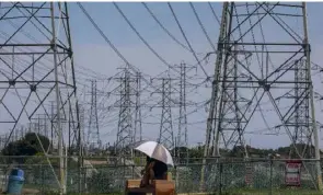  ??  ?? Lignes à haute tension à Redondo Beach, en Californie, le 20 août dernier, en pleine vague de chaleur.
APU GOMES/AFP