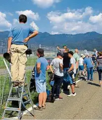  ??  ?? Großer Andrang gestern auf der Flatschach­er Straße: Fans kamen zum Fliegersch­aun (rechts) oder richteten sich am Campingpla­tz ein (unten)