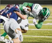  ?? AUSTIN AMERICAN-STATESMAN ?? Receiver Jordan Whittingto­n (right) of Cuero High School in Texas has narrowed his choices for 2019 to Ohio State and five others, including Texas.