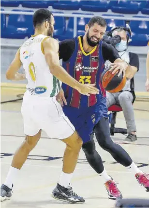  ?? //VALENTÍ ENRICH ?? Mirotic ha tenido muchos problemas para superar las defensas rivales