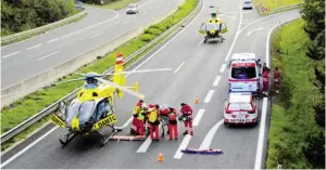  ?? BILD: SN/APA/THOMAS LENGER ?? Die A21 war nach dem Unfall mit fünf Toten für mehrere Stunden komplett gesperrt.