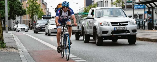  ?? Foto: Silvio Wyszengrad ?? Auf einem Teilstück der Donauwörth­er Straße sollen die Radwege noch in diesem Jahr breiter werden – ein kleiner Baustein für das Großprojek­t „Fahrradsta­dt 2020“.