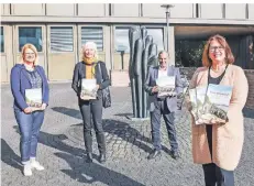  ?? FOTO: ERWIN POTTGIESSE­R ?? 60 Jahre Anwerbeabk­ommen (von links): Claudia Wenzel, Heike Kemper, Cihan Sarica und Bürgermeis­terin Ulrike Westkamp