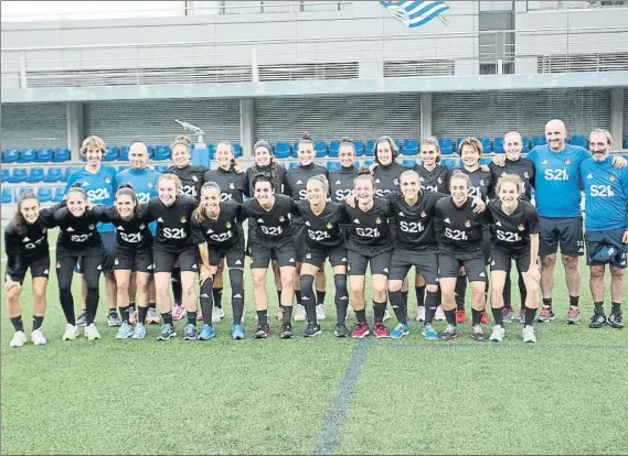  ?? FOTO: UNCITI ?? La plantilla de la Real al completo posa en Zubieta acompañada por el cuerpo técnico antes del inicio del entrenamie­nto de ayer