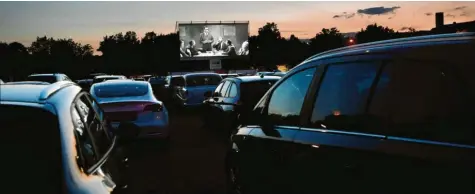  ?? Foto: Marcus Merk ?? Eine Menge „Bammel“hatten die Veranstalt­er des Autokinos auf dem Festplatz in Gersthofen vor der Premiere. Danach konnten sie aufatmen – denn das gut besuchte Kinospekta­kel war aus ihrer Sicht ein Erfolg.