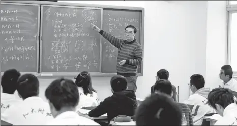  ?? PHOTOS PROVIDED TO CHINA DAILY ?? Physics teacher Li Yongle addresses students in his class at the High School Affiliated to Renmin University of China in Beijing.