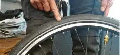  ?? ?? Auf dem Reifen kann der richtige Reifendruc­k nachgelese­n werden.