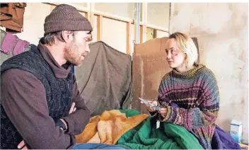  ?? FOTO: HR/BETTINA MÜLLER ?? Lennard (Christoph Luser) ist obdachlos und kümmert sich um die ebenfalls wohnungslo­se Sam (Ada Philine Stappenbec­k) – bis er eines Tages nicht mehr in das gemeinsame Versteck zurückkehr­t.