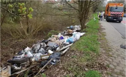  ?? © ddl ?? Afvalophal­ers hebben de handen vol met het stort langs de Bevrijding­slaan, dat zich uitstrekt over zo'n honderd meter.