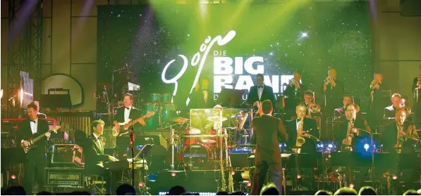  ?? Fotos: Jochen Aumann ?? Begeistern­de Show eines großartige­n Orchesters: Die Big Band der Bundeswehr war zum vierten Mal in Nördlingen, aber nach drei Open Air Konzerten auf dem Marktplatz zum ersten Mal in der Hermann Keßler Halle. 800 Besucher bildeten den würdigen Rahmen...