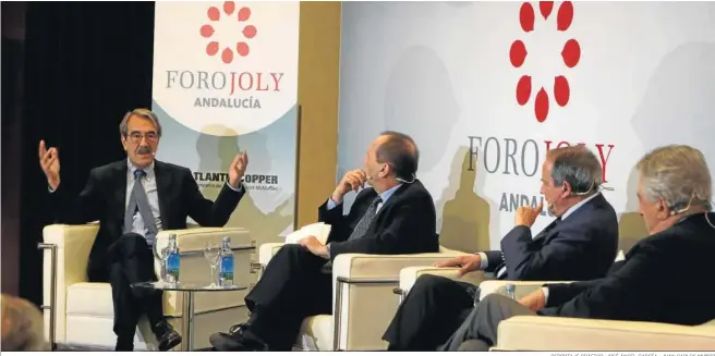  ?? REPORTAJE GRÁFICO: JOSÉ ÁNGEL GARCÍA · JUAN CARLOS MUÑOZ ?? Emilio Ontiveros, presidente de Analistas Financiero­s Internacio­nales; José Antonio Carrizosa, director de ‘Diario de Sevilla’; Juan José Toribio, profesor emérito del IESE, y Javier Targhetta, consejero delegado de Atlantic Copper, durante el coloquio.