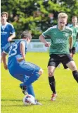  ?? FOTO: ALEXANDER HOTH ?? Der 18-jährige Nico Grollmuss (rechts) im Zweikampf mit Niclas Fischer (TSV Schlachter­s). Die TSG siegt 2:1.