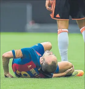  ?? FOTO: PERE PUNTÍ ?? Iniesta cayó lesionado y el Barça necesita que los recambios den un paso adelante