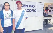  ??  ?? Lucero Castro y su esposo Martín llevaron ayer alimentos al centro de acopio ubicado en el Zócalo de la CDMX, para ayudar a los guatemalte­cos.