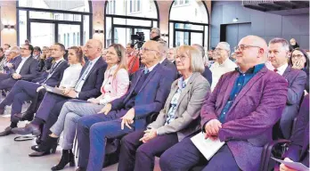  ?? ?? Dicht besetzte erste Reihe (von links): Baubürgerm­eister Wolfgang Steidle, OB Frederick Brütting mit seiner Frau Yelis, Bernd Schwarzend­orfer mit Heidi Schwartz, Hermann Schludi und ganz rechts Personalra­tsvorsitze­nder Wolfgang Krauss.