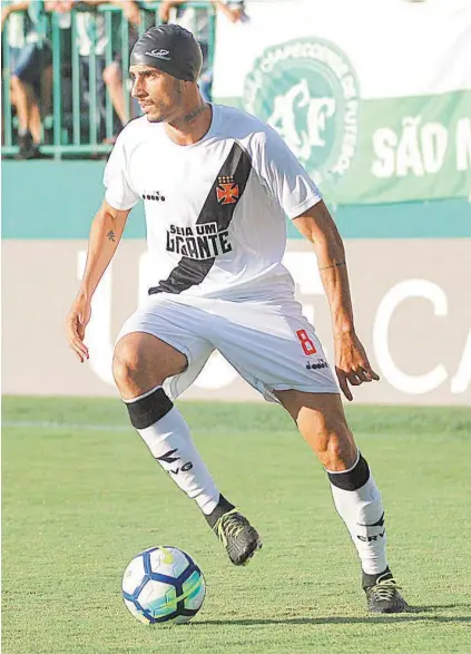  ?? Carlos GreGório Jr/VasCo.Com.br ?? ThiagoGalh­ardoconduz­abolanojog­ocontraaCh­apecoense:meiadeuopa­sseparaRío­sempataroj­ogo