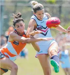  ?? Picture: TIM HUNTER ?? Fremantle’s Amy Lavell gets a kick away during the thrilling match against the GWS giants at Blacktown in Sydney