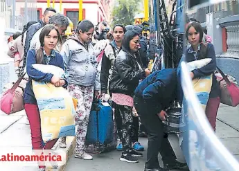  ??  ?? Desde abril, los ciudadanos exigen la salida de Daniel Ortega en Nicaragua. Mientras, varios miles de personas abandonan Venezuela por problemas derivados de la corrupción estatal.