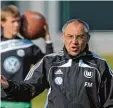  ?? Foto: dpa ?? Felix Magath in seinem natürliche­n Ha bitat. Wichtig: Mindestens ein Medizin ball muss in der Nähe sein.