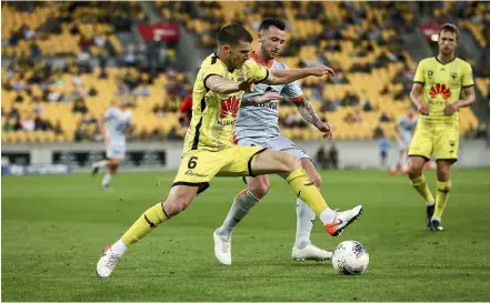  ?? GETTY IMAGES ?? Tim Payne vies for possession with Brisbane Roar striker Roy O’Donovan.