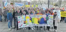  ?? FOTO: STEFANIE REBHAN ?? Weingarten hat bei der Demo mit 14 Gemeinden sowie 36 Vereinen und anderen Einrichtun­gen dazu aufgerufen, Tag für Tag für eine Gesellscha­ft ohne Rasssismus und Fremdenfei­ndlichkeit zu kämpfen.