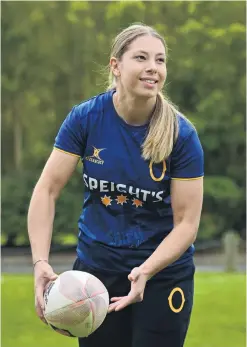  ?? PHOTO: LINDA ROBERTSON ?? On the ball . . . Otago Spirit centre Amy du Plessis passes a ball at Logan Park yesterday.