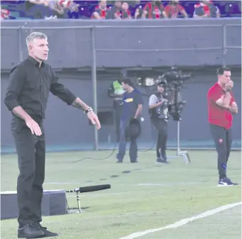  ?? ?? Martín Palermo y Víctor Eduardo Ceferino Bernay, entrenador­es argentinos de Olimpia y Cerro Porteño, respectiva­mente, palpitando el desarrollo del primer superclási­co de la temporada.