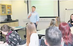  ?? Picture: Dougie Nicolson. ?? Alan Stewart talking to the teaching students at Dundee University.