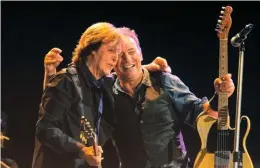  ??  ?? Macca et Bruce Springstee­n en concert à Hyde Park, Londres, le 14 juillet 2012