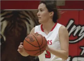  ?? LOPEZ PHOTO ?? Imperial High’s Keren Hogue competes for the Tigers during a home game earlier this season. KARINA