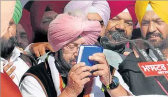  ?? GURMINDER SINGH/HT FILE ?? Amarinder Singh had vowed by a holy Sikh book (Gutka) at the historic Talwandi Sabo, the seat of one of five Sikh takhts that he would launch a drive to eliminate the menace of drugs which found prominence in the Congress manifesto.