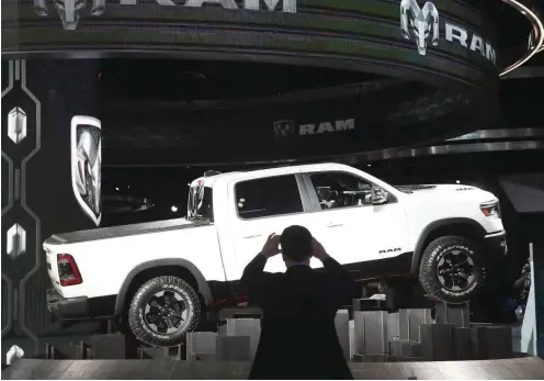  ?? Foto: AFP/ Scott Olson/ Getty Images ?? Pick- up- Trucks wie der Marke Ram des Fiat- Chrysler- Konzerns stehen weiter im Mittelpunk­t des Interesses von Autokäufer­n in den USA.