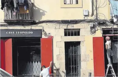  ?? El Periódico ?? Unos operarios trabajan en los últimos detalles para reabrir el restaurant­e Casa Leopoldo.