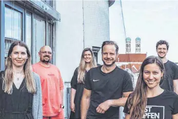  ?? FOTO: SOFORT-IMPFEN.DE ?? Wiebke Nadzeika, Oliver Mayer, Vanessa Sonders, Johannes Gerster, Sophia Probst und Martin Elwert (v. l.) sind das Team hinter sofort-impfen.de. Nadzeika und Probst verkaufen im Internet Pullover und T-Shirts mit dem Aufdruck „Erst Impfen dann Techno“. Das soll zusätzlich­e Einnahmen bringen.