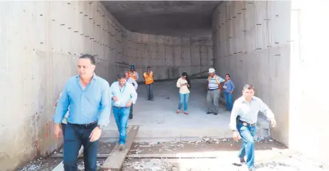  ?? FOTO CRISTINA SANTOS ?? AVANCE. El alcalde Armando Calidonio supervisó los avances de la obra en construcci­ón y recorrió el túnel .
