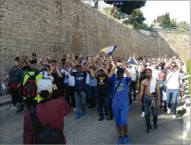  ?? (Photo DR) ?? Près de  supporters se sont rendus au stade tous ensemble en cortège depuis le palais des sports.