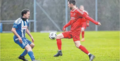  ?? FOTO: THOMAS WARNACK ?? Albert Münch (links) und der FC Inzigkofen/Vilsingen/Engelswies entführen die Punkte aus Braunenwei­ler (re.: Felix Reuter): 1:0-Sieg im Nachholspi­el vom 9. Spieltag.