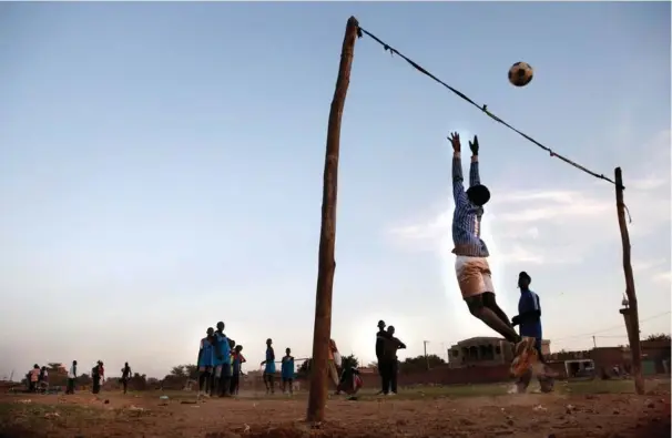  ?? ARKIVFOTO: CASPER DALHOFF ?? Fodbold er en populaer sport i de fleste lande i Afrika, og mange unge afrikanere drømmer om at gøre karriere i europaeisk­e klubber.