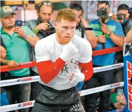  ??  ?? Canelo mantiene campo de entrenamie­nto en San Diego