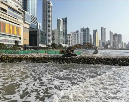  ?? AFP ?? Las autoridade­s de Cartagena, Colombia, están construyen­do 4,5 kilómetros de espolones o barreras de piedra para mitigar el impacto de las olas y proteger los barrios de inundacion­es.