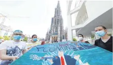  ?? FOTO: ALEXANDER KAYA ?? Rund 200 Menschen waren bei der Demo von Fridays for Future auf dem Ulmer Münsterpla­tz.