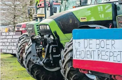  ?? SOPA IMAGES / GETTY ?? Protesta de agricultor­es neerlandes­es: “El granjero merece respeto”, reza el eslogan