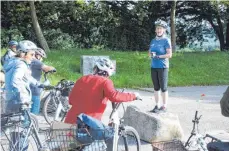  ?? ?? Andrea Leppert schult die Teilnehmer in Fragen der Verkehrssi­cherheit.