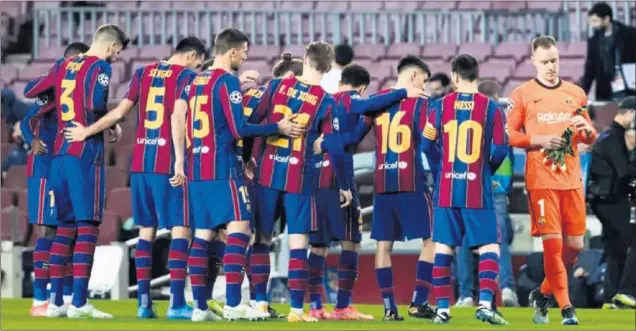  ??  ?? Los jugadores del Barça se preparan para el posado inicial antes del partido contra el PSG en el Camp Nou.