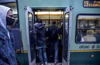  ??  ?? Calca
Negli orari di punta i passeggeri del trasporto pubblico romano si accalcano per salire sui convogli. Una situazione micidiale per il pericolo contagio (foto Guaitoli)