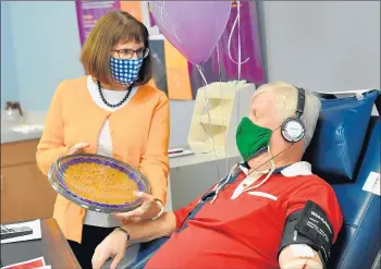  ?? BILL JONES/DAILY SOUTHTOWN PHOTOS ?? Holly Seese presents Bill Ward, of Oak Lawn, with a cookie celebratin­g his 350th blood donation, which he made Oct. 30, at the Vitalant Donation Center in Oak Lawn. He has been donating there, specifical­ly, since 1999.