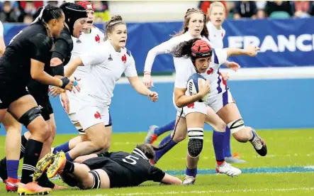  ?? Photo S. B. ?? Victorieus­es à deux reprises en 2021, les Françaises, ici Celine Ferer avec Agathe Sochat et Pauline Bourdon au soutien, retrouvero­nt les Black Ferns en demi-finale de Coupe du monde samedi. Et elles n’ont pas l’intention de baisser les yeux face aux championne­s en titre.